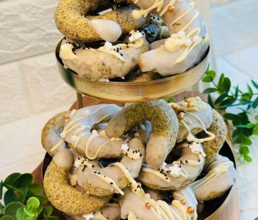 Cornulețe cu mac și lămâie glazurate cu ciocolată albă