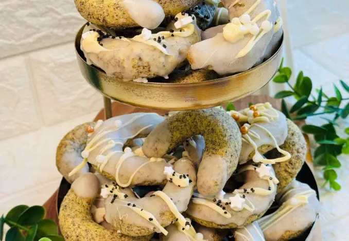 Cornulețe cu mac și lămâie glazurate cu ciocolată albă