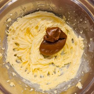 Prăjitură cu miere, dulce de leche și nucă coaptă