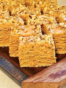 Prăjitură cu miere, dulce de leche și nucă coaptă
