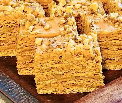 Prăjitură cu miere, dulce de leche și nucă coaptă