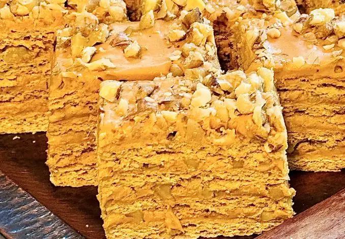 Prăjitură cu miere, dulce de leche și nucă coaptă