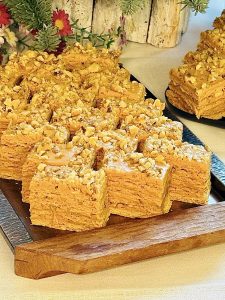 Prăjitură cu miere, dulce de leche și nucă coaptă
