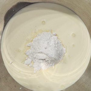 Tort Chaja cu bezea, piersici si dulceață de lapte