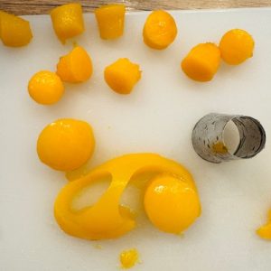 Tort Chaja cu bezea, piersici si dulceață de lapte