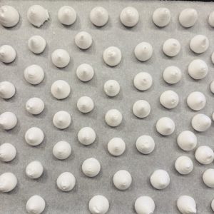 Tort Chaja cu bezea, piersici si dulceață de lapte