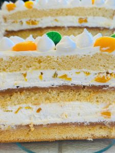 Tort Chaja cu bezea, piersici si dulceață de lapte