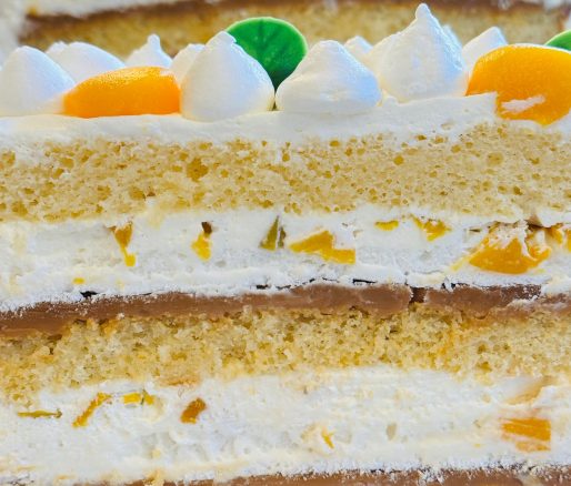 Tort Chaja cu bezea, piersici si dulceață de lapte