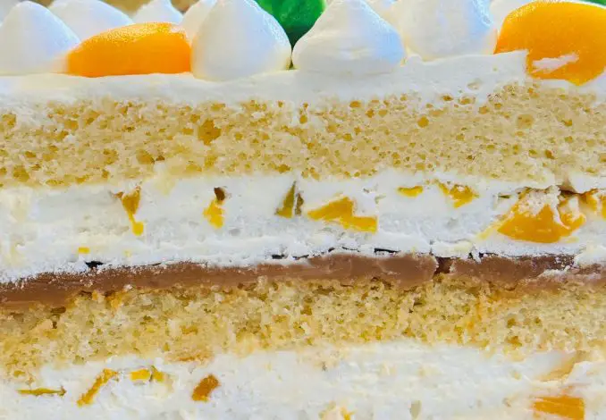 Tort Chaja cu bezea, piersici si dulceață de lapte