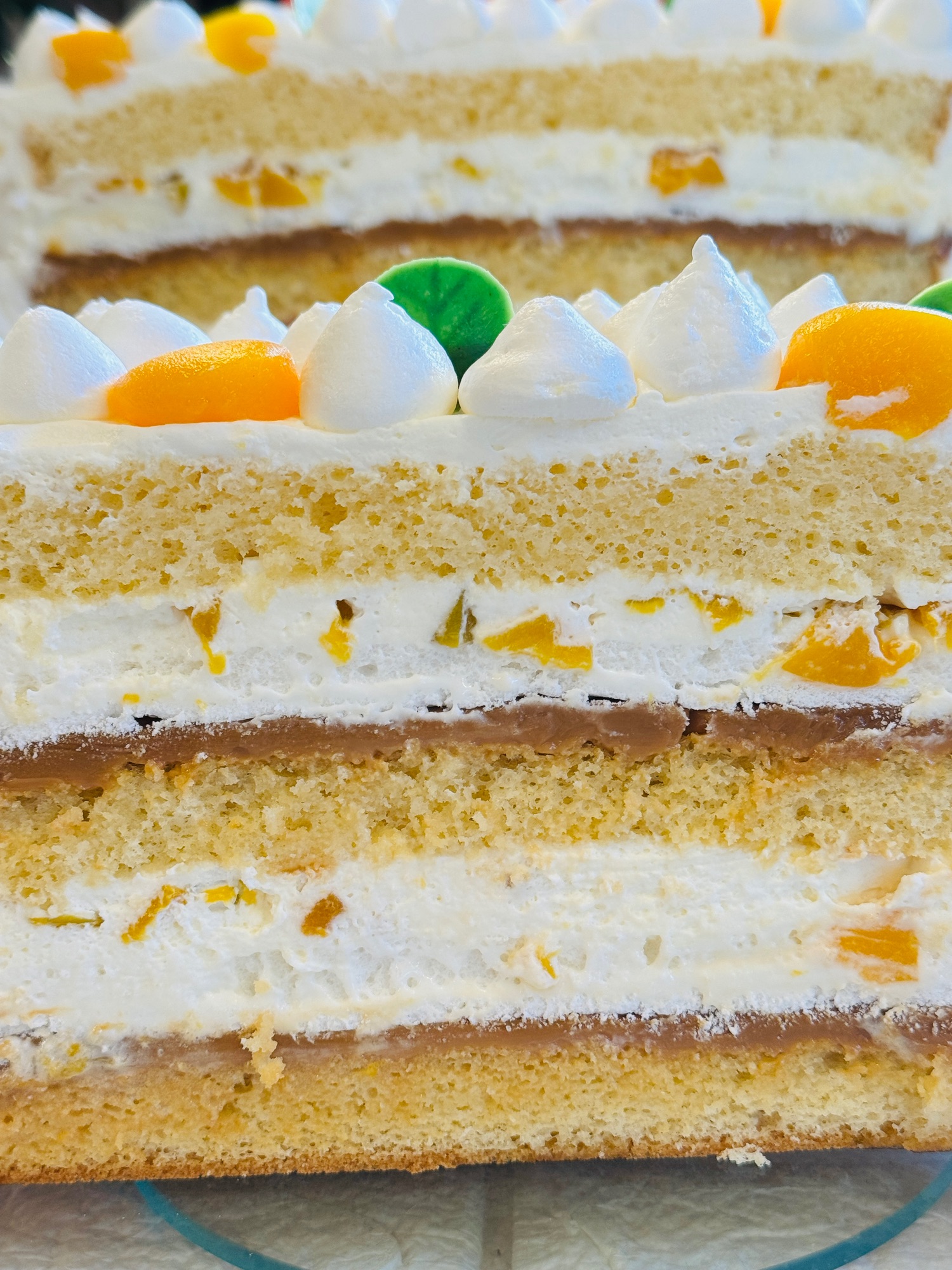 Tort Chaja cu bezea, piersici si dulceață de lapte