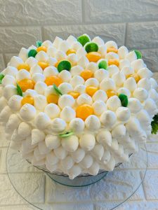 Tort Chaja cu bezea, piersici si dulceață de lapte