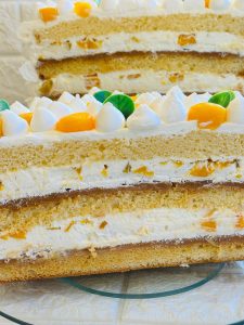 Tort Chaja cu bezea, piersici si dulceață de lapte