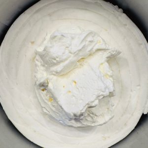 Tort Chaja cu bezea, piersici si dulceață de lapte