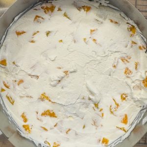 Tort Chaja cu bezea, piersici si dulceață de lapte