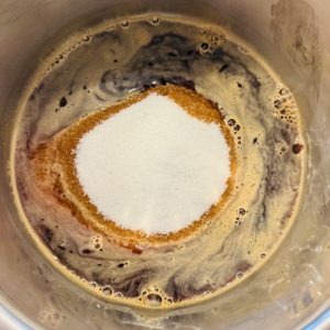 Ciocolată de casă cu nucă, caramel și cafea