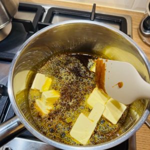 Ciocolată de casă cu nucă, caramel și cafea