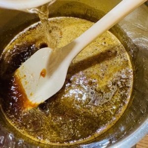 Ciocolată de casă cu nucă, caramel și cafea