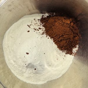 Ciocolată de casă cu nucă, caramel și cafea