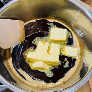 Ciocolată de casă cu nucă, caramel și cafea