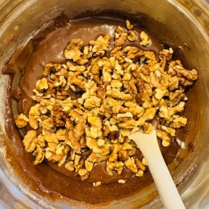 Ciocolată de casă cu nucă, caramel și cafea