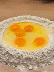 Tagliatelle de casă, magia pastelor proaspete care rup internetul