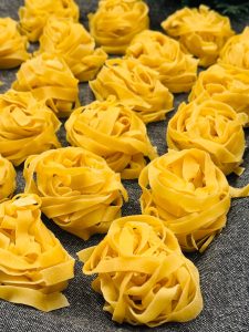 Tagliatelle de casă, magia pastelor proaspete care rup internetul