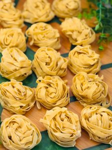 Tagliatelle de casă, magia pastelor proaspete care rup internetul