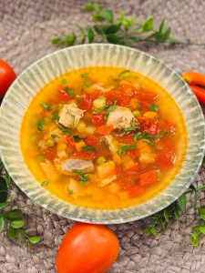 Ciorbă de pui cu legume, sănătoasă și gustoasă