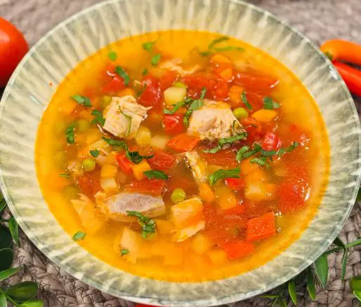 Ciorbă de pui cu legume, sănătoasă și gustoasă