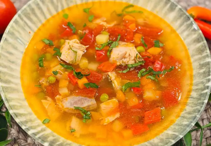 Ciorbă de pui cu legume, sănătoasă și gustoasă