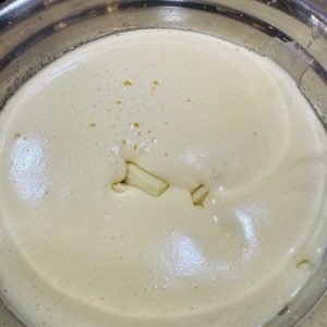 Prăjitura Bezea regală cu nucă portocale și cremă de ciocolată albă