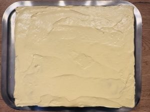 Prăjitura Bezea regală cu nucă portocale și cremă de ciocolată albă