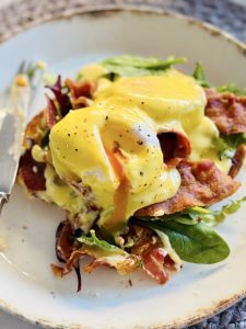 Ouă Benedict - Ouă cu bacon și sos olandez