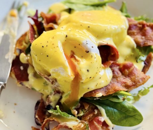 Ouă Benedict - Ouă cu bacon și sos olandez