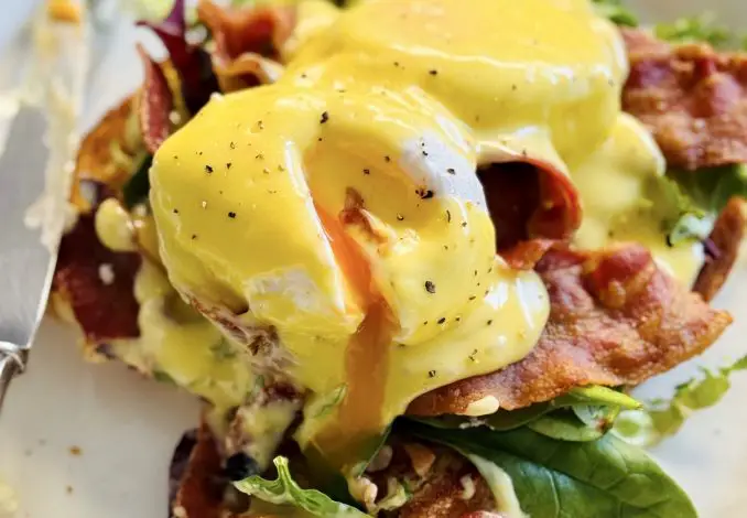 Ouă Benedict - Ouă cu bacon și sos olandez