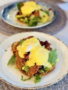 Ouă Benedict - Ouă cu bacon și sos olandez