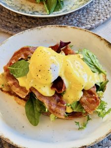 Ouă Benedict - Ouă cu bacon și sos olandez