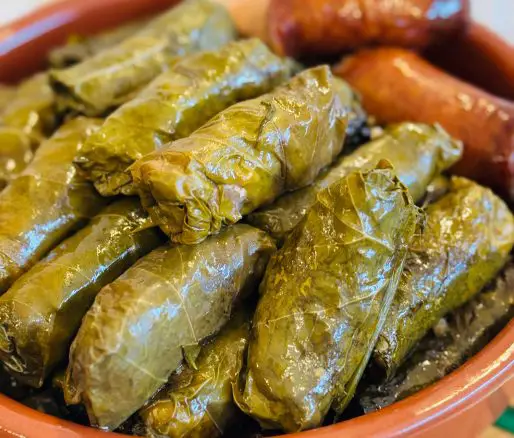 Sarmale în foi de vița de vie