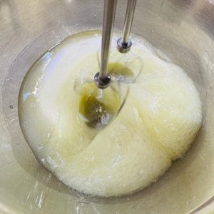 Prăjitură Bezea cu vișine și ciocolată