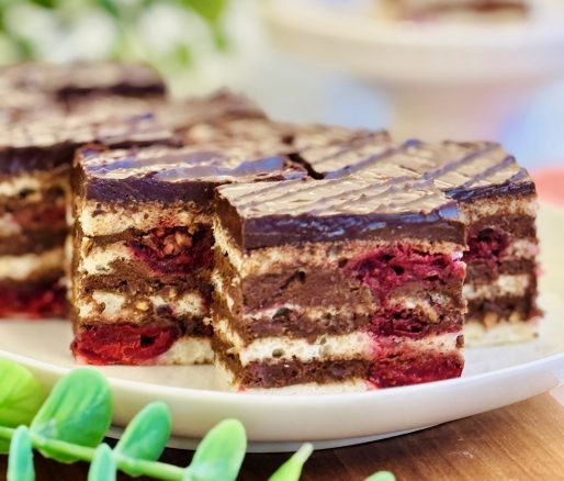 Prăjitură Bezea cu vișine și ciocolată