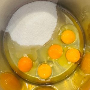 Tort Lemon Velvet cu mousse de lămâie și lemon curd 