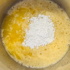 Tort Lemon Velvet cu mousse de lămâie și lemon curd 