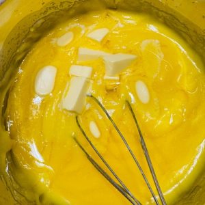 Tort Lemon Velvet cu mousse de lămâie și lemon curd 