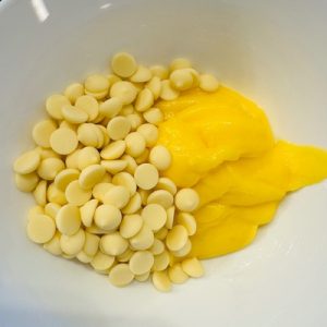 Tort Lemon Velvet cu mousse de lămâie și lemon curd