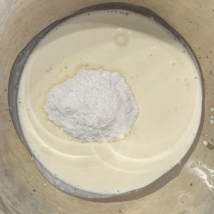 Tort Lemon Velvet cu mousse de lămâie și lemon curd