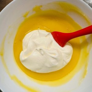 Tort Lemon Velvet cu mousse de lămâie și lemon curd