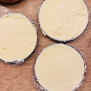 Tort Lemon Velvet cu mousse de lămâie și lemon curd