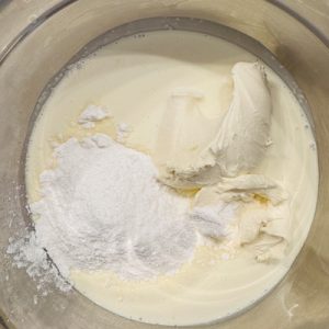 Tort Lemon Velvet cu mousse de lămâie și lemon curd