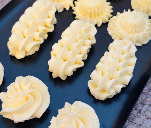 cremă pentru îmbrăcat tortul, cremă pentru nivelare tort, cremă de tort cu ciocolată albă, cremă stabilă pentru tort, cremă pentru decor tort, cremă pentru cake design, cremă fină pentru tort, cremă profesională pentru cofetărie, cremă pentru tort de nuntă, cremă pentru tort aniversar, cremă pentru torturi elegante, cremă de acoperire tort neted, cremă pentru strat exterior tort, cremă pentru tort fără crăpături, cremă pentru finisaj perfect, cremă pentru decorare prăjituri, cremă de bază pentru torturi, cremă pentru torturi moderne, cremă cu ciocolată albă pentru deserturi