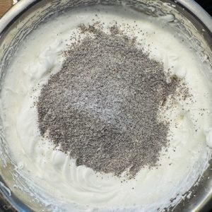 Tort cu mac și cremă de vanilie îmbrăcat în bezea italiană